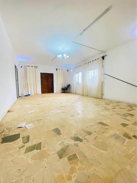 Duplex à louer à Biyem Assi
