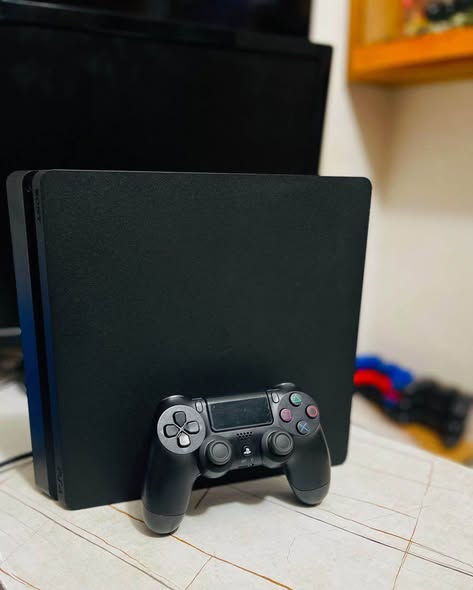 Ps4 slim avec 1Tb et 15 jeux