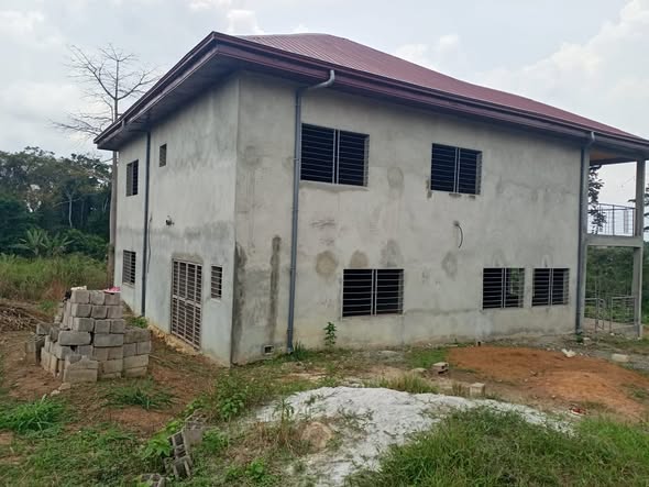 Grande propriété à Odza avec maison intégrée
