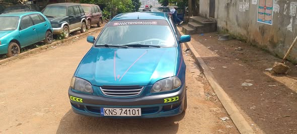 Toyota Avensis berline Essence