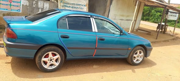 Toyota Avensis berline Essence