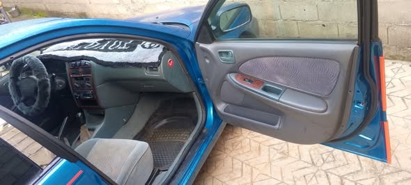 Toyota Avensis berline Essence