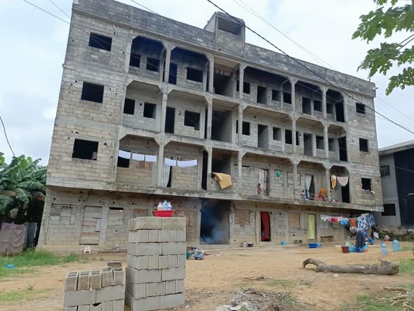 Vente d’un immeuble R+3 non achevé à Douala PK12