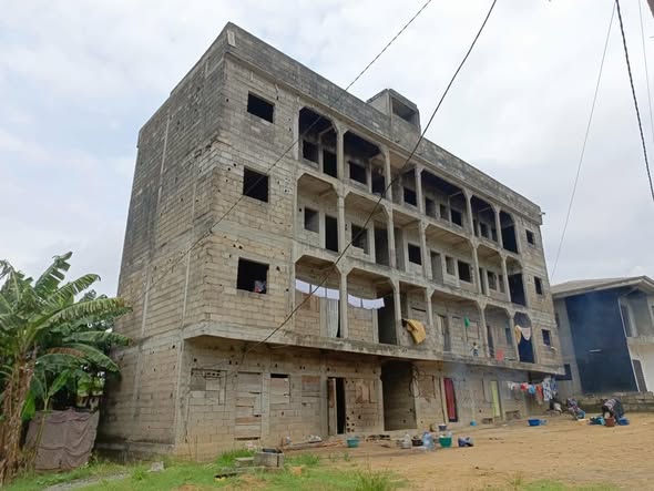 Vente d’un immeuble R+3 non achevé à Douala PK12