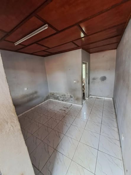 Chambre moderne à Odza petit marché