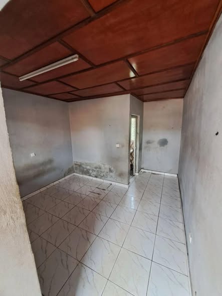 Chambre moderne à Odza petit marché