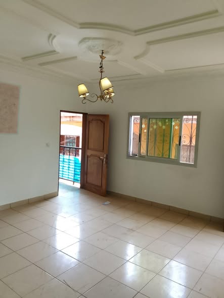 Appartement propre à louer à Emana