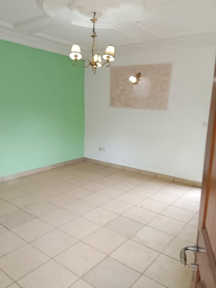 Appartement propre à louer à Emana