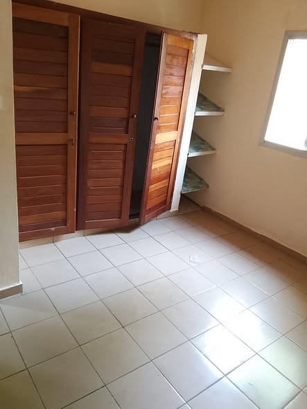 Appartement propre à louer à Emana