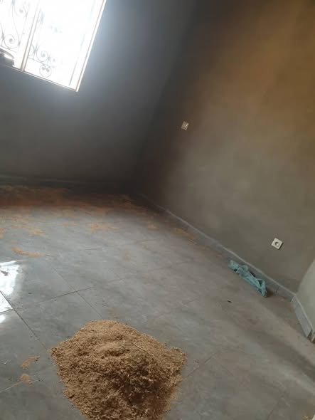 Vaste chambre moderne nouvellement construite
