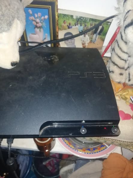 Je liquide ma PS3 avec deux manettes et 4 disques jeux