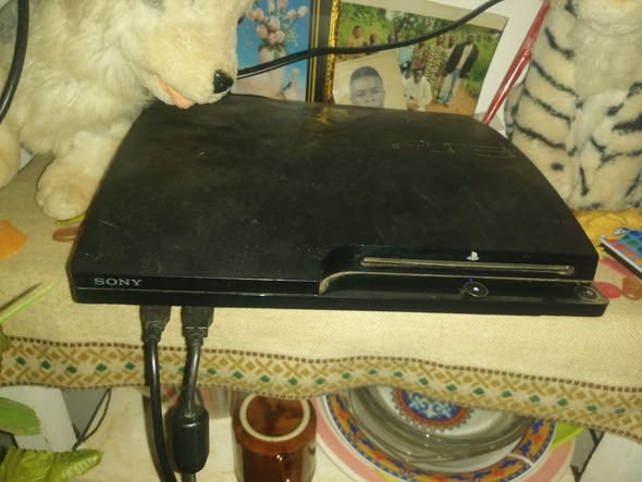 Je liquide ma PS3 avec deux manettes et 4 disques jeux