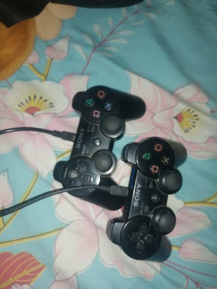 Je liquide ma PS3 avec deux manettes et 4 disques jeux