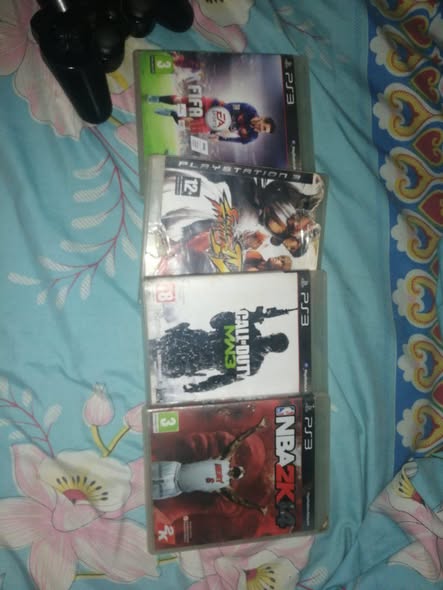 Je liquide ma PS3 avec deux manettes et 4 disques jeux