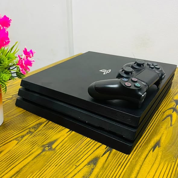 PS4 PRO avec facture et garantie