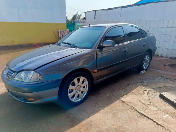 Avensis lift back année 2002 full option