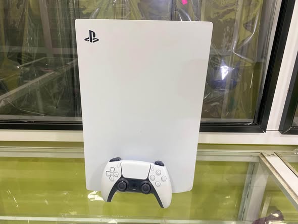 Boutique de jeux vidéo avec PS5 et PS4