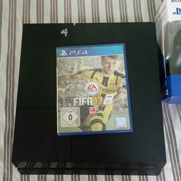 PS4 standard Version 12.00 avec un CD