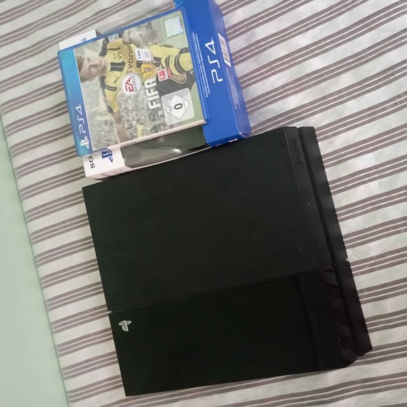 PS4 standard Version 12.00 avec un CD