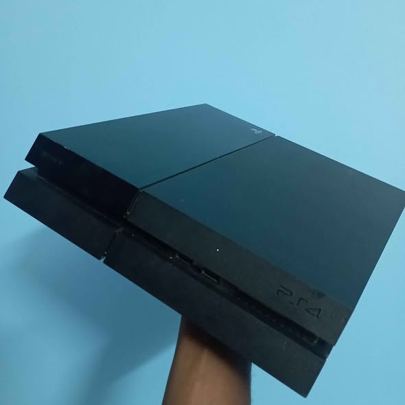 PS4 standard Version 12.00 avec un CD
