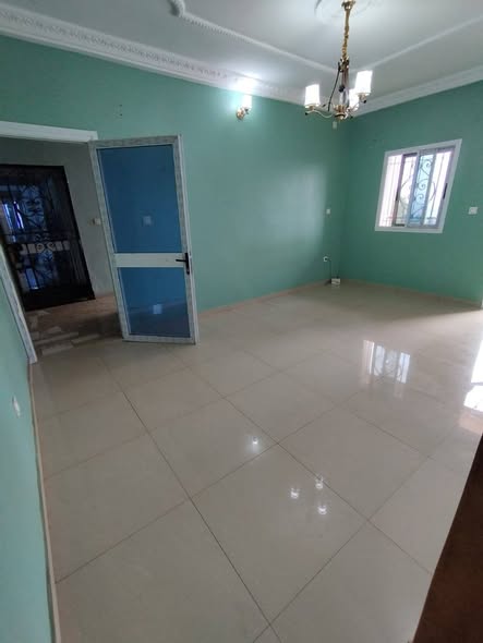 Vaste studio moderne à Nkoaban