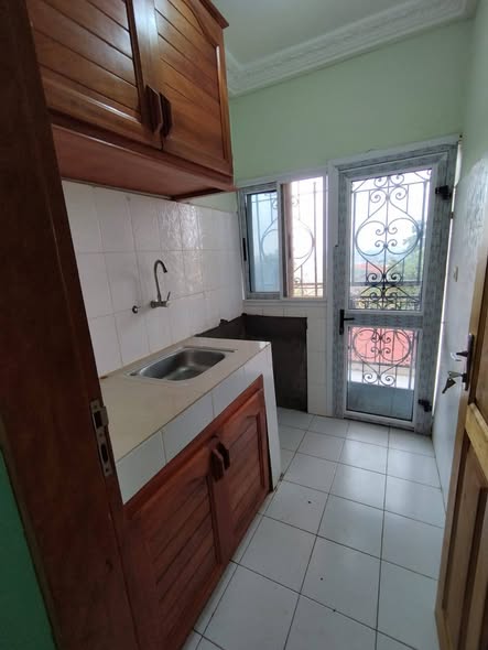 Vaste studio moderne à Nkoaban