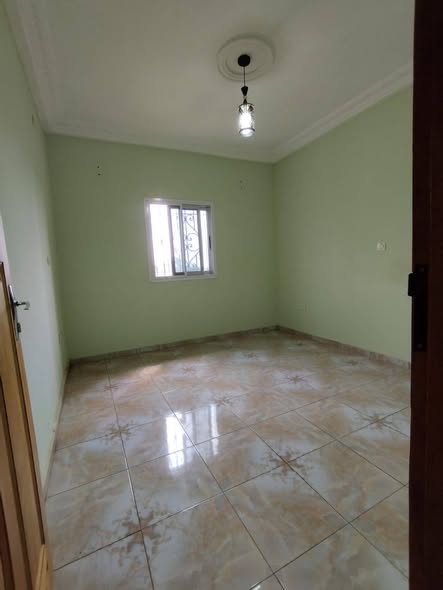 Vaste studio moderne à Nkoaban