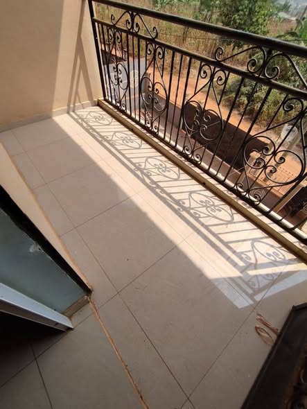 Vaste studio moderne à Nkoaban