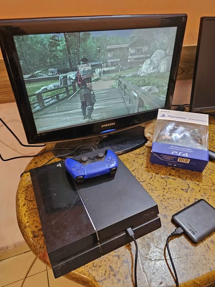 PS4 fat non pucer avec 1 tera et 16 jeux