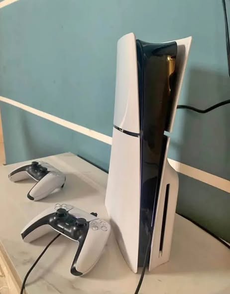 PS 5 avec 5 jeux