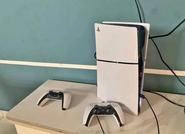 PS 5 avec 5 jeux