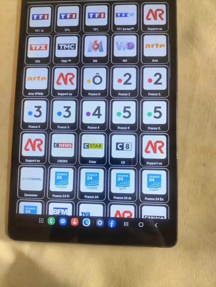 SAMSUNG GALAXY TAB A7 LITE – (AVEC PUCE) ÉTAT 9/10