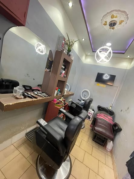 Salon de coiffure moderne à vendre