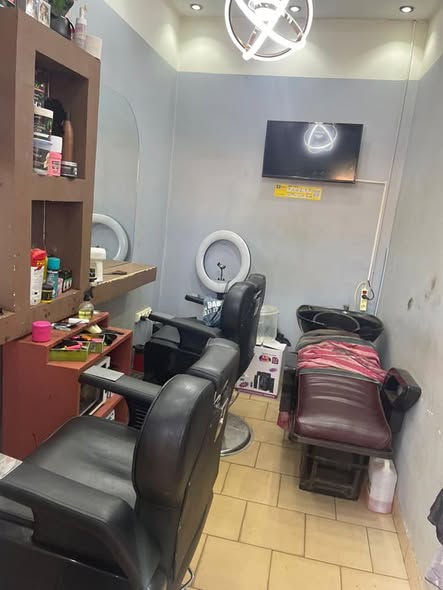 Salon de coiffure moderne à vendre