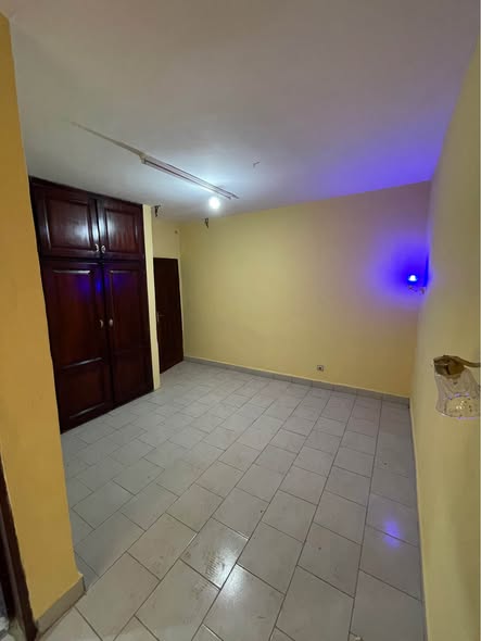 Appartement individuel de 3 chambres à louer à Mendong