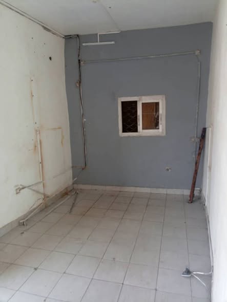 Grande boutique à louer à Ndogbong