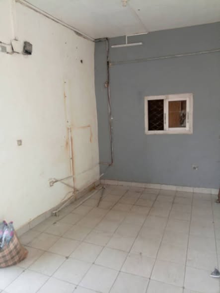 Grande boutique à louer à Ndogbong