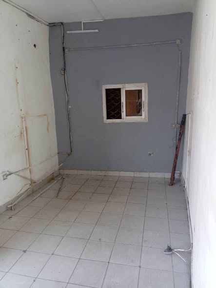 Grande boutique à louer à Ndogbong