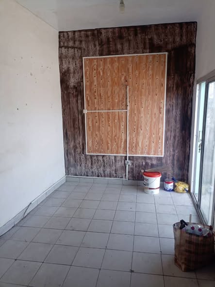 Grande boutique à louer à Ndogbong