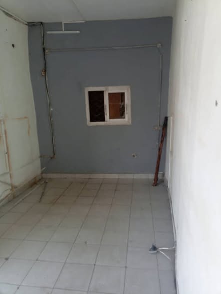 Grande boutique à louer à Ndogbong