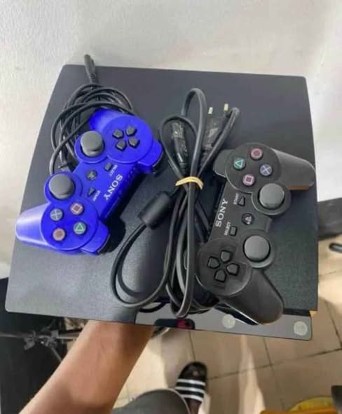 Ps3 slim pucé avec jeux et manettes
