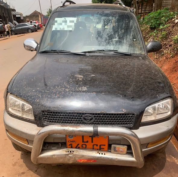 À VENDRE: TOYOTA RAV4 99 boîte automatique