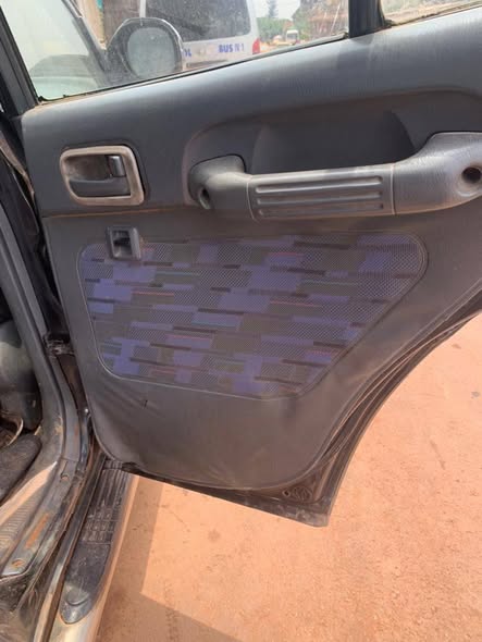 À VENDRE: TOYOTA RAV4 99 boîte automatique