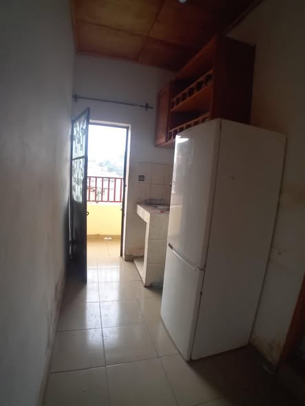 Chambre douche cuisine à Ngousso