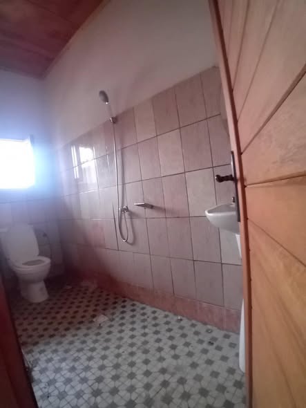 Chambre douche cuisine à Ngousso