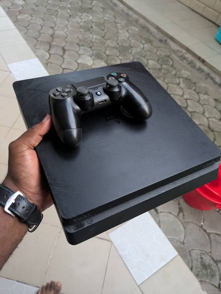 PS4 slim prêt à jouer avec jeux