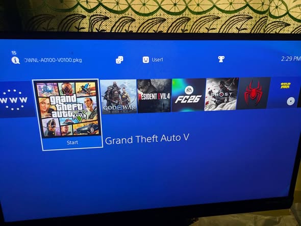 PS4 slim prêt à jouer avec jeux