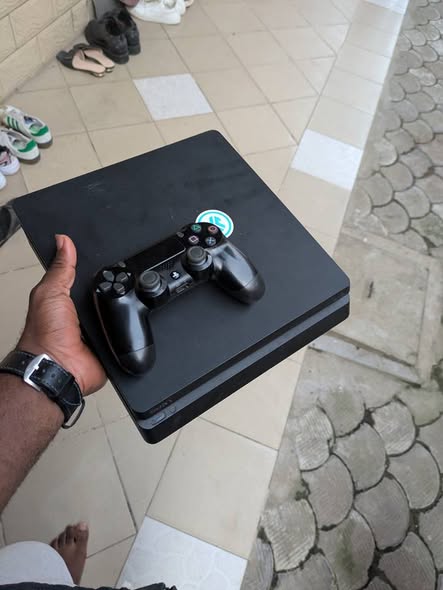 PS4 slim prêt à jouer avec jeux