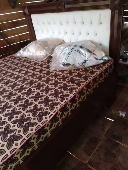 Lits semi-capitonnés en bois massif à Yaoundé