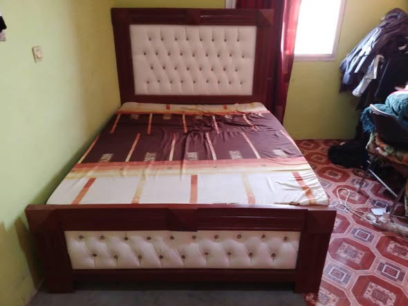 Lits semi-capitonnés en bois massif à Yaoundé